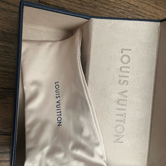 Louis Vuitton sunglasses Case with Louis Vuitton Dust Bag - Picture 3 of 3